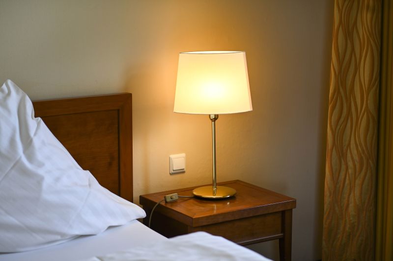 Doppelzimmer Detail. Nachttisch mit Lampe.