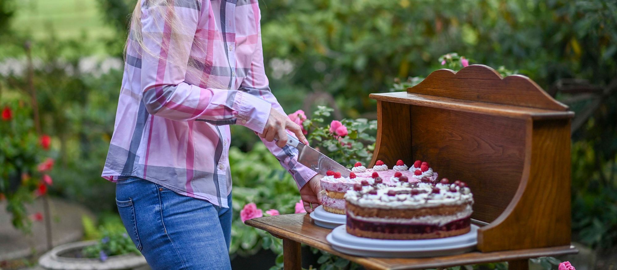 Anschnitt einer Torte im Sommergarten der Nordseite