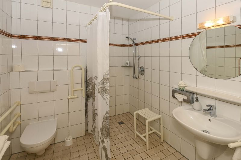 Badezimmer für Personen mit körperlichen Einschränkungen