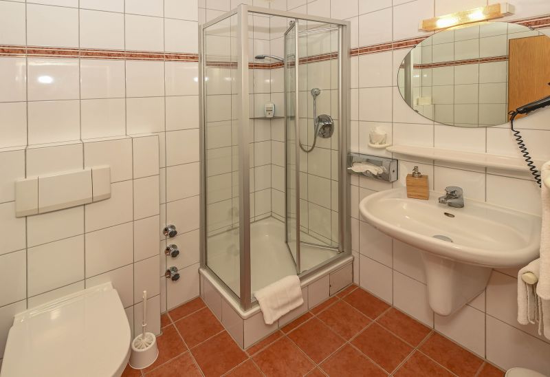 Badezimmer mit Dusche, Waschbecken und WC