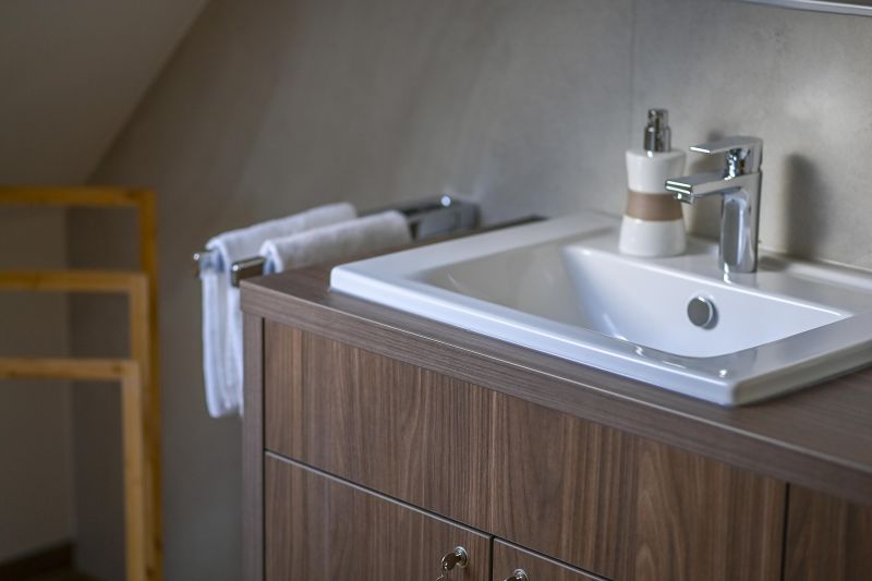 Badezimmer Detail. Waschbecken mit Seifenspender und Handtuchhalter.