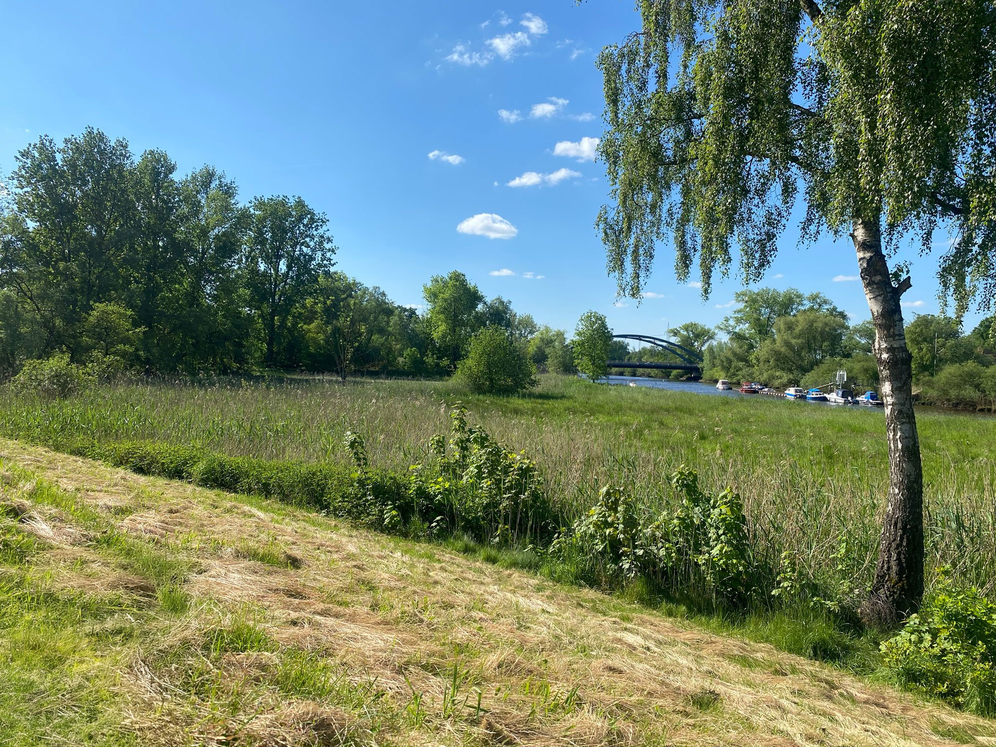 Blockland - Zur Nordseite Grüne Umgebung der Nordseite, Aussicht auf die Wümme mit einem Bootsanleger