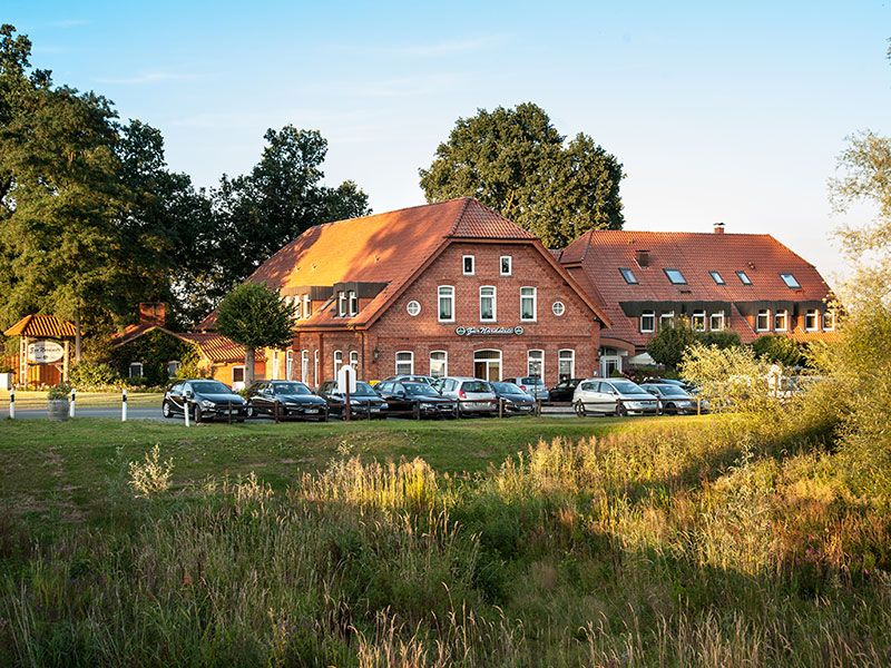 Außenansicht des Hotels zu Nordseite mit Parkplatz.