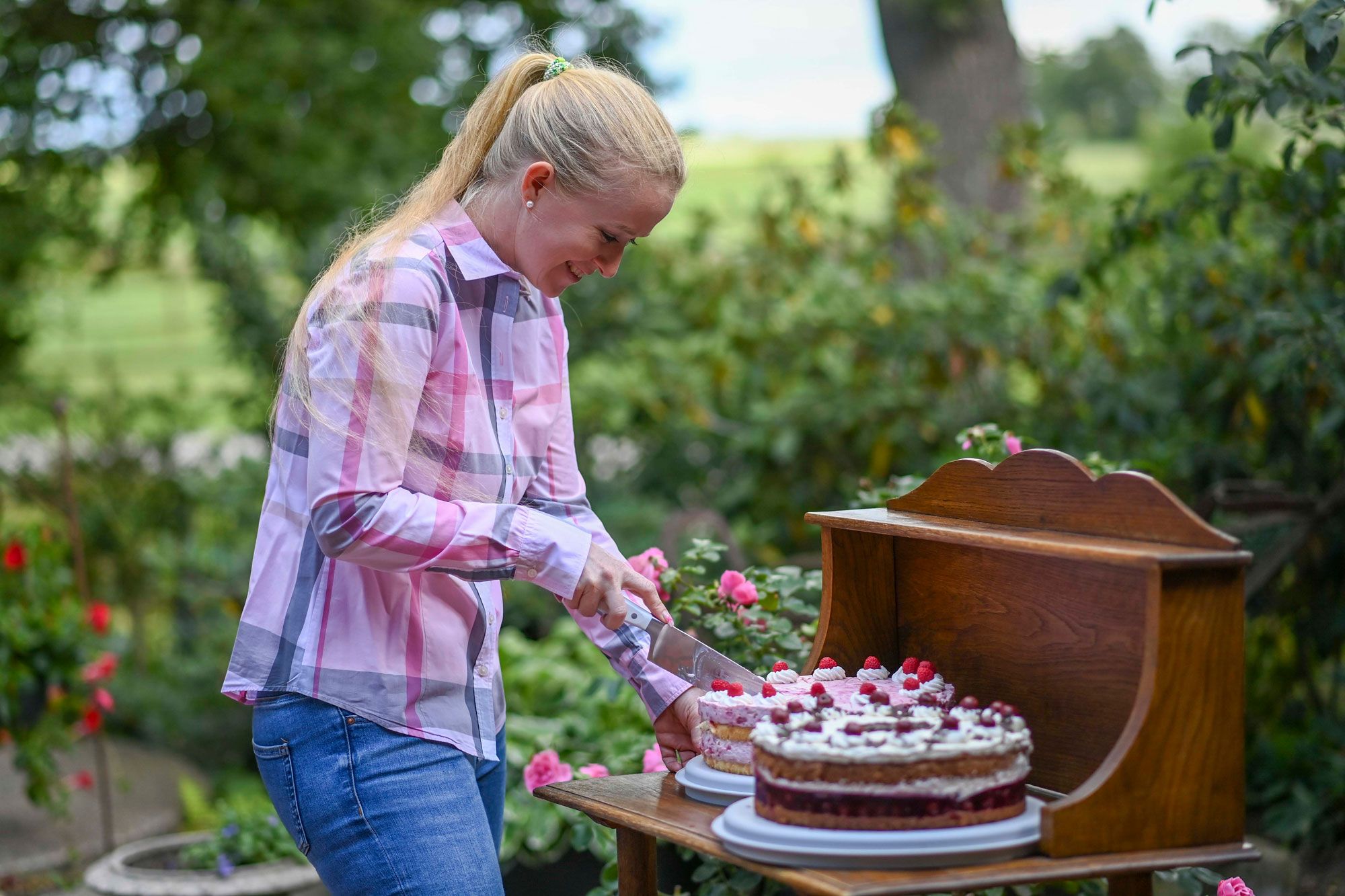 Kuche - Zur Nordseite Anschnitt einer Torte im Sommergarten der Nordseite